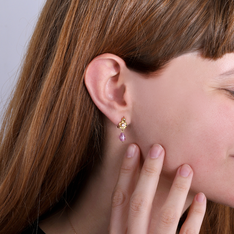 Pendientes de oro 18K con piedra rosa para niña y mujer – Diseño flor delicada