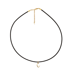 Colllar negro con colgante de letra "C"