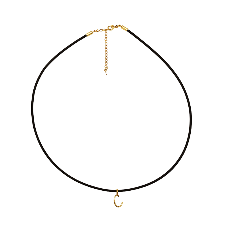 Colllar negro con colgante de letra "C"